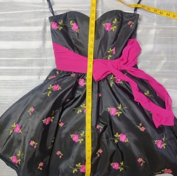 Betsey Johnson EVENING COLLECTION Size 0 Black satin dress with pink embroidered - Picture 11 of 12